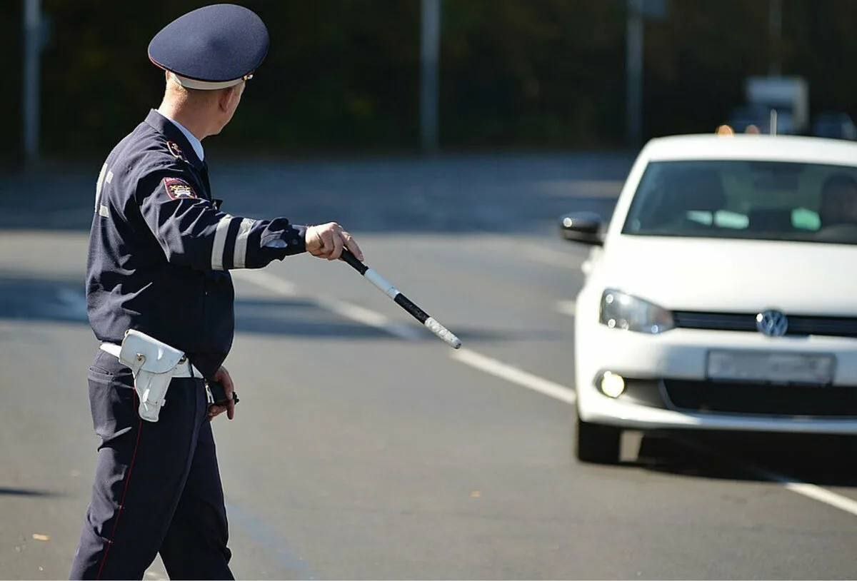 Сотрудники ГИБДД смогут забирать права у тех, кто не пришел в военкомат