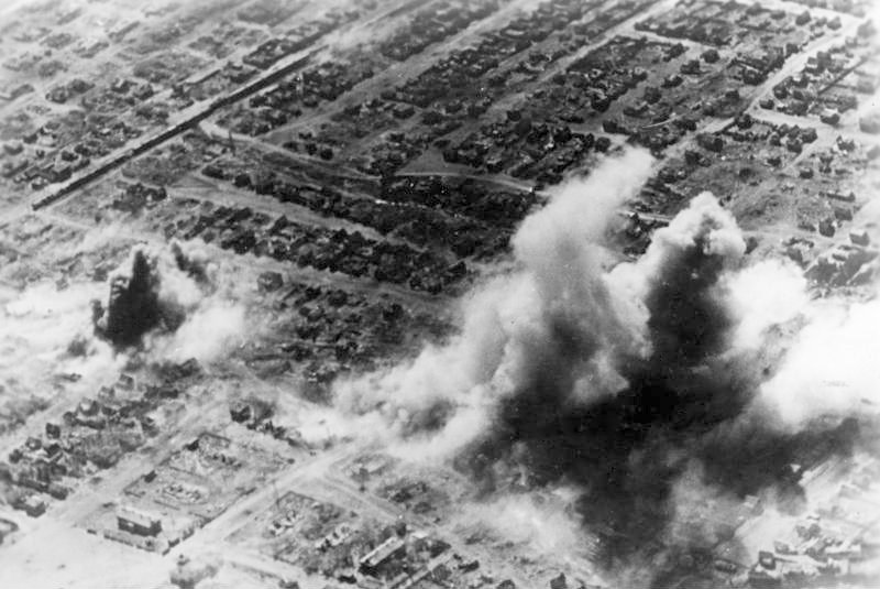 Bundesarchiv_Bild_183-J17737_Russland_Kampf_um_Stalingrad_Luftangriff.jpg Bundesarchiv_Bild_183-J17737_Russland_Kampf_um_Stalingrad_Luftangriff.jpg