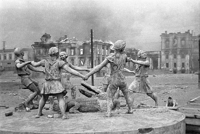 Children-u2019s_Dance_fountain_in_Stalingrad_23_August_1942.jpeg Children-u2019s_Dance_fountain_in_Stalingrad_23_August_1942.jpeg