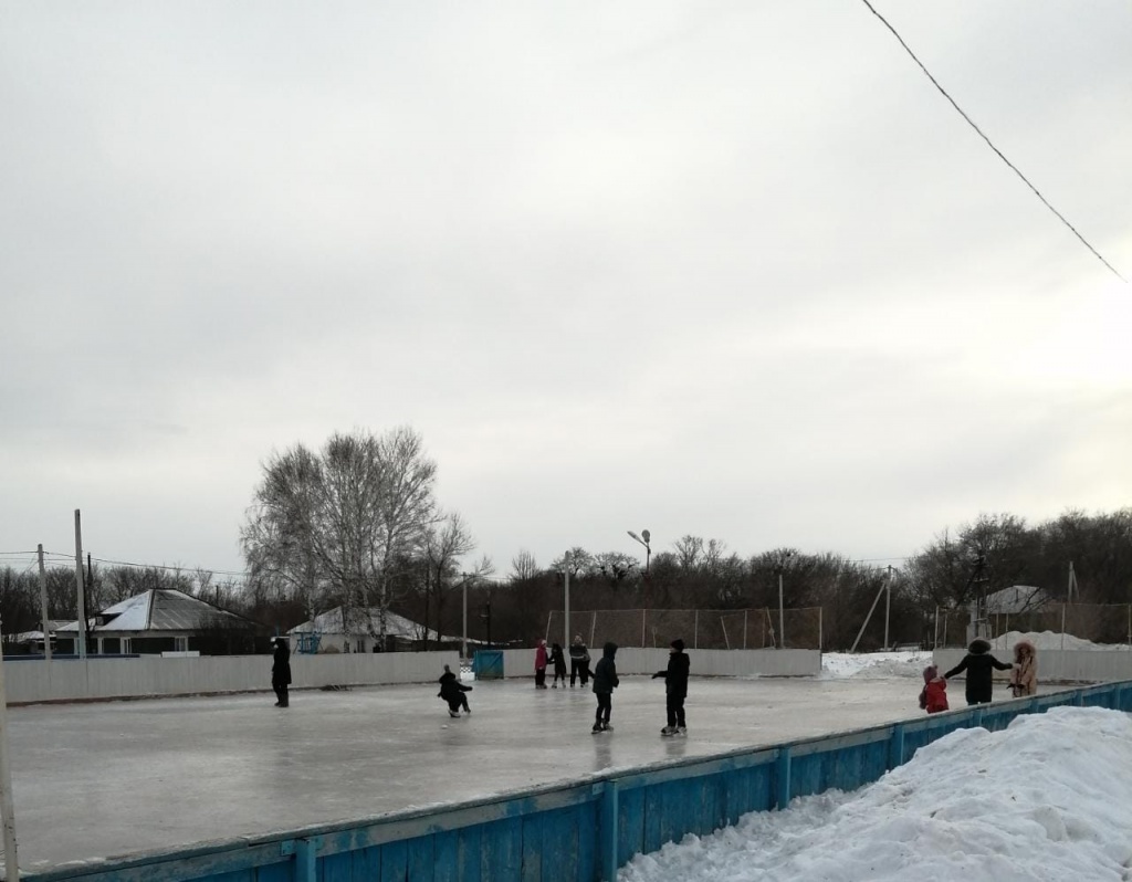 Барнаул змеиногорск. Малый 66 открытый каток. Каток для коньков. Змеиногорский тракт Барнаул прокат коньков.