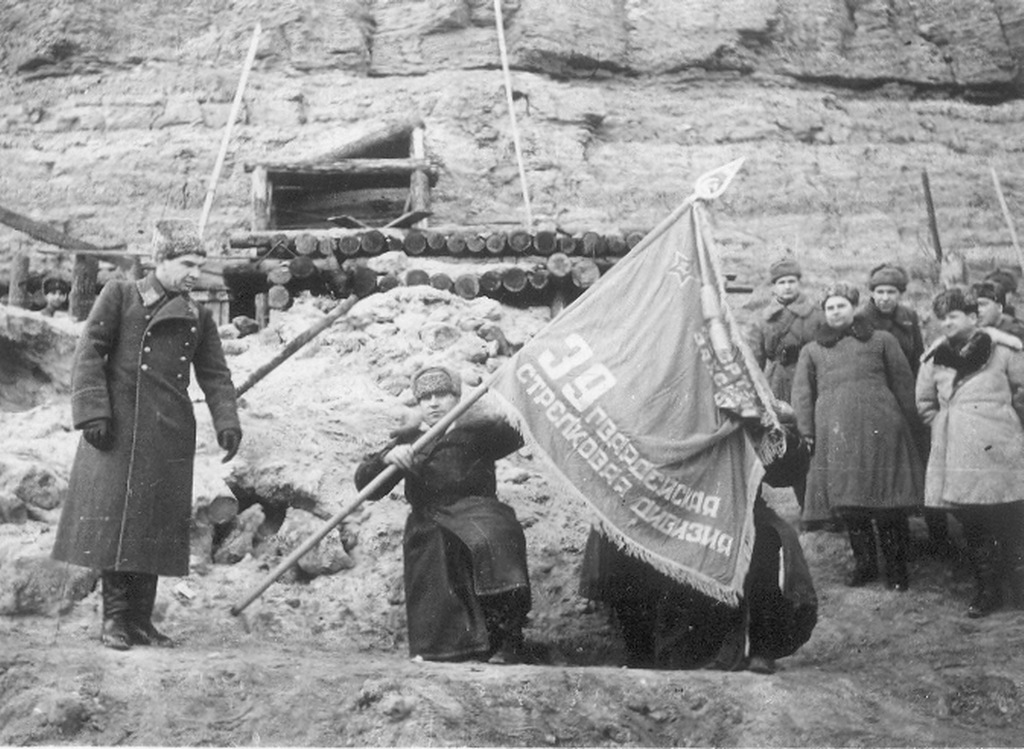 komanduyuschiy_62-y_a_chuykov_vruchaet_gvardeyskoy_znamya_39-y_gv._sd.jpg komanduyuschiy_62-y_a_chuykov_vruchaet_gvardeyskoy_znamya_39-y_gv._sd.jpg