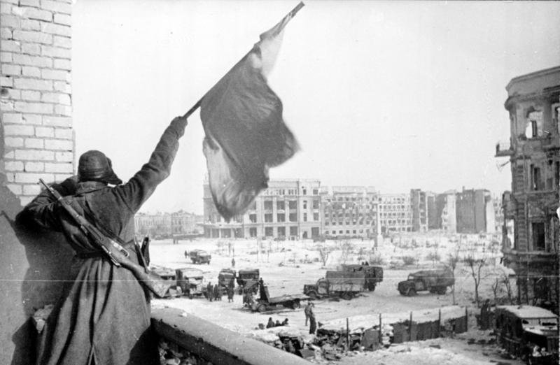 Bundesarchiv_Bild_183-W0506-316_Russland_Kampf_um_Stalingrad_Siegesflagge.jpg Bundesarchiv_Bild_183-W0506-316_Russland_Kampf_um_Stalingrad_Siegesflagge.jpg